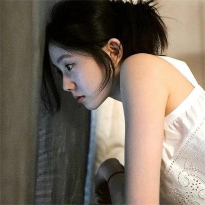 她的双眼背后